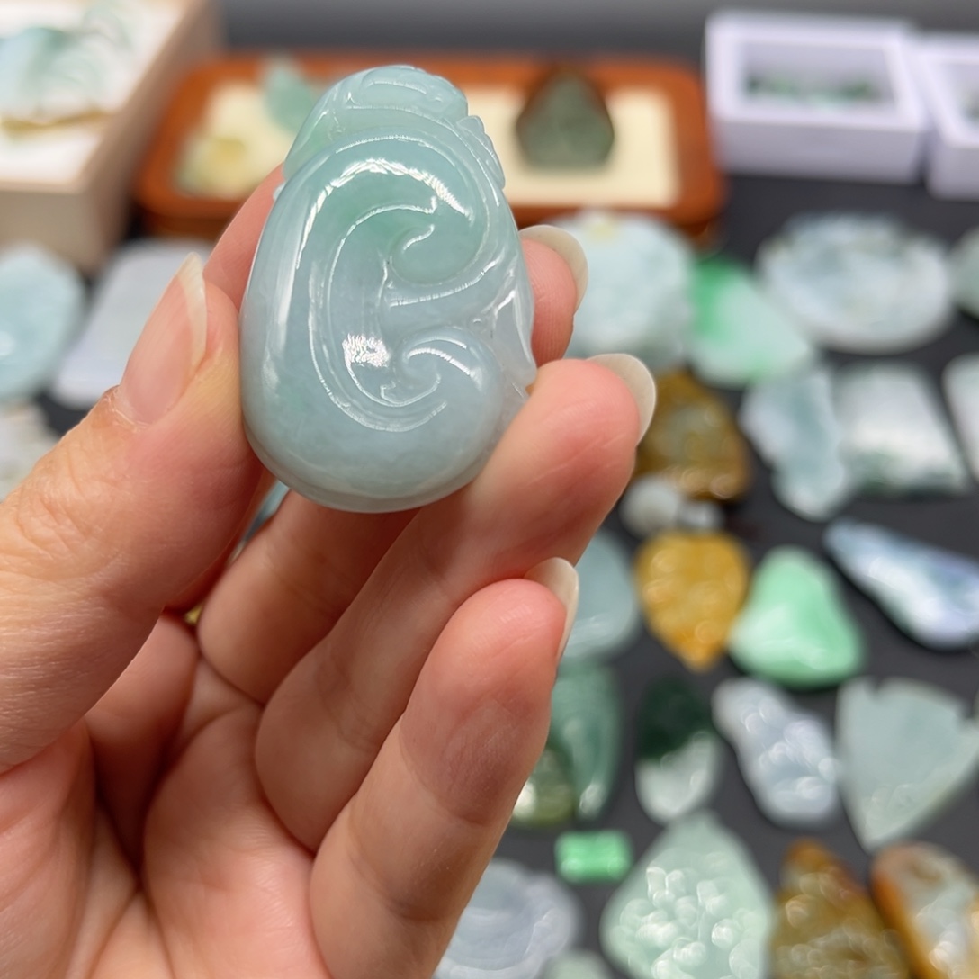 翡翠未镶嵌颈饰如意