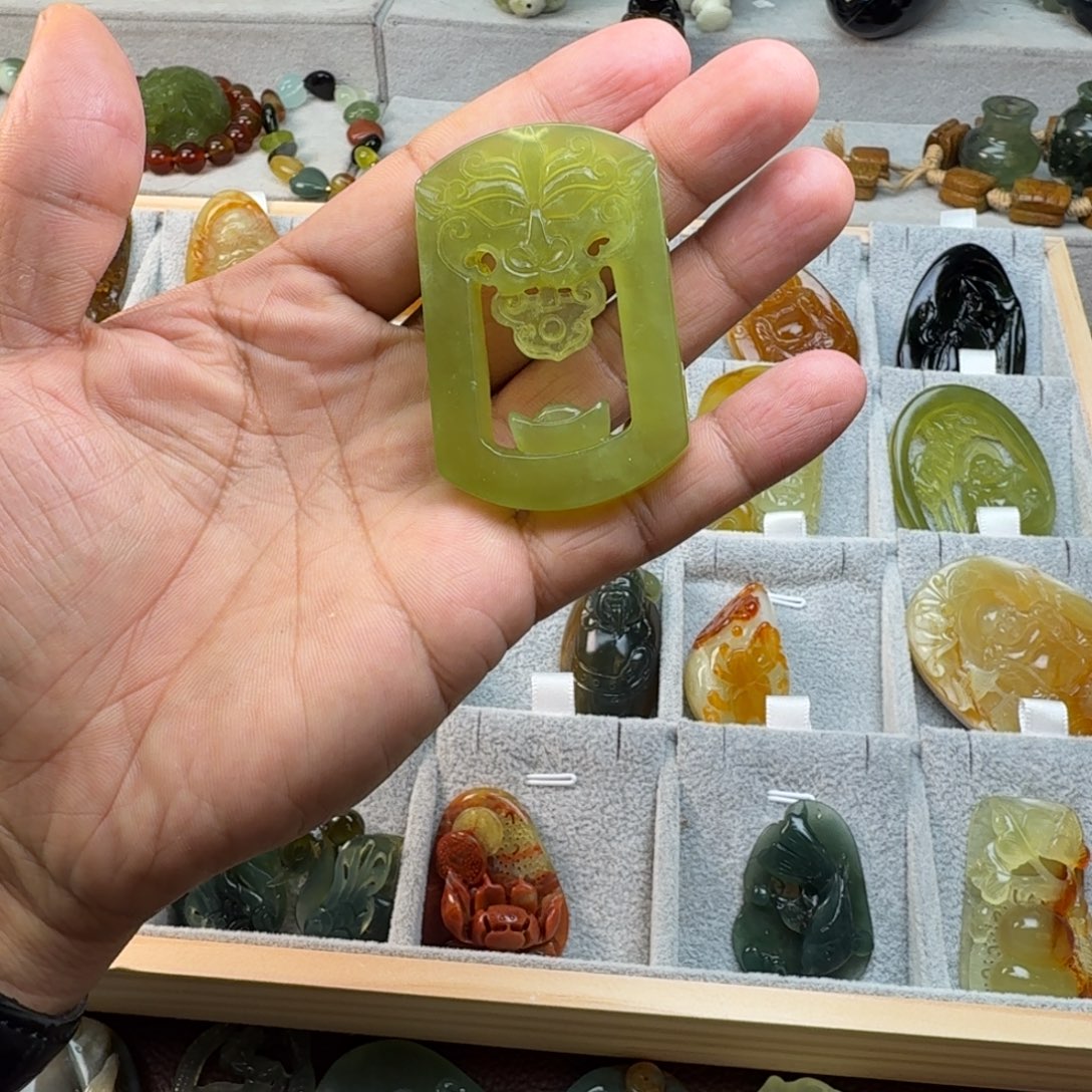 蛇纹石玉未镶嵌颈饰