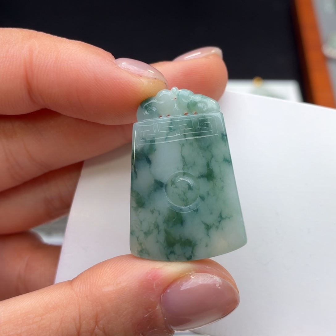 翡翠未镶嵌颈饰无事牌