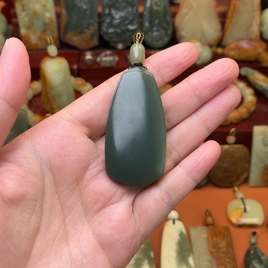 岫岩老玉（透闪石质玉）颈饰未镶嵌过**己