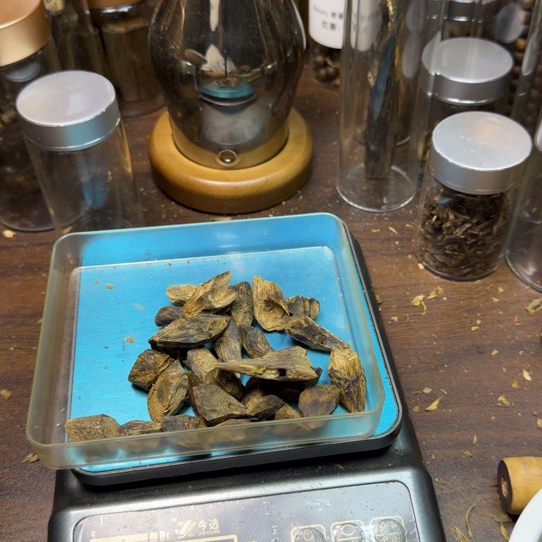 自****沉香碎屑沉香树钉30克