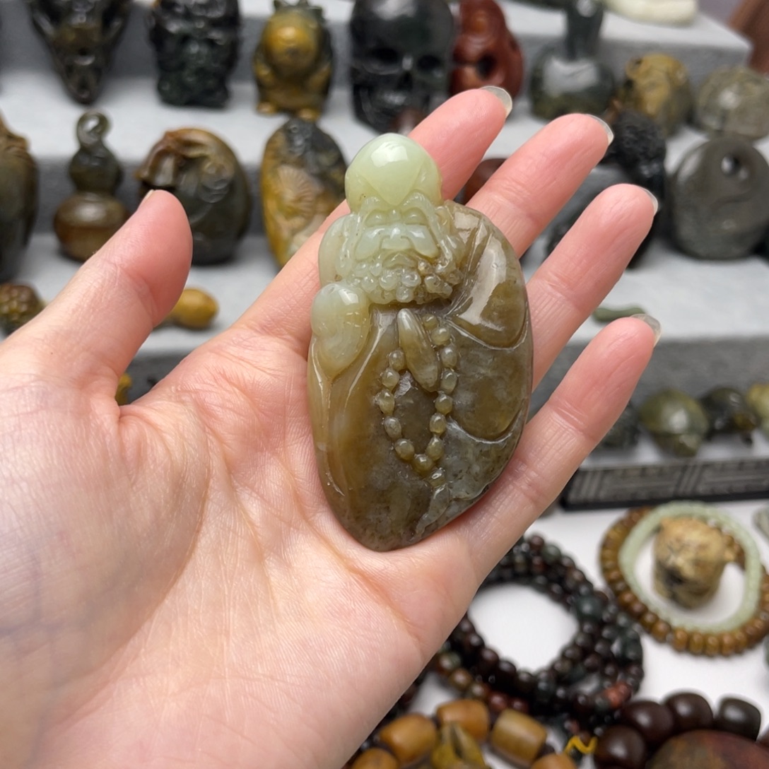 未镶嵌岫岩河磨玉（透闪石质玉）把件