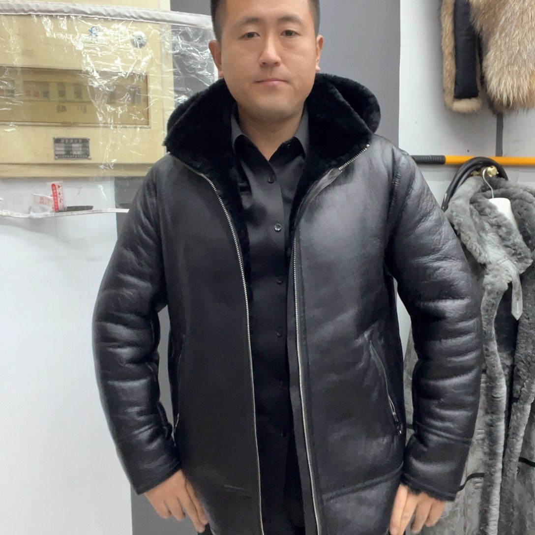 黑色帽款皮毛一体