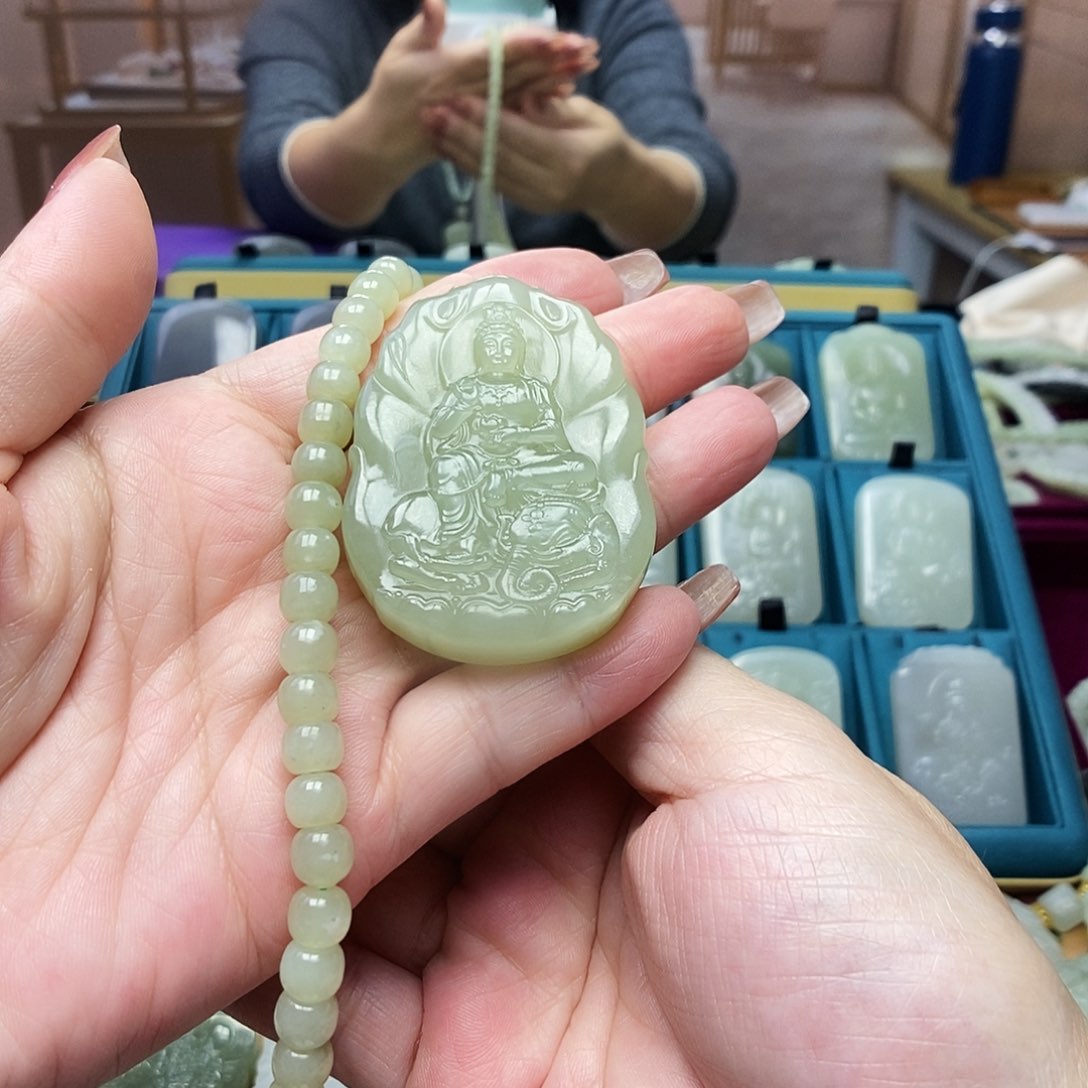 和田玉颈饰未镶嵌春**开