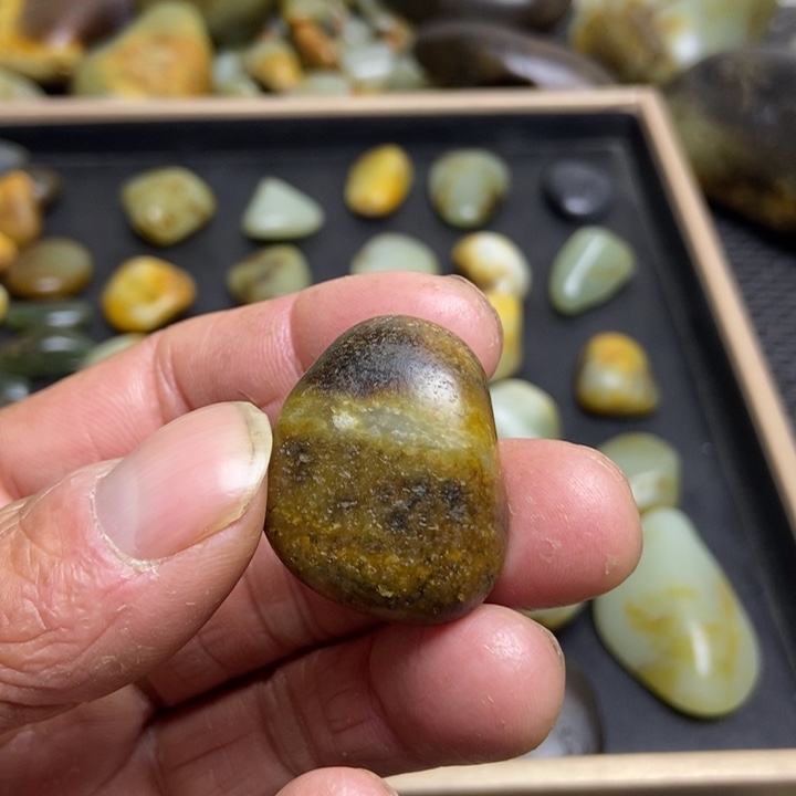 城***事和田玉（糖玉）未镶嵌珠宝奇石