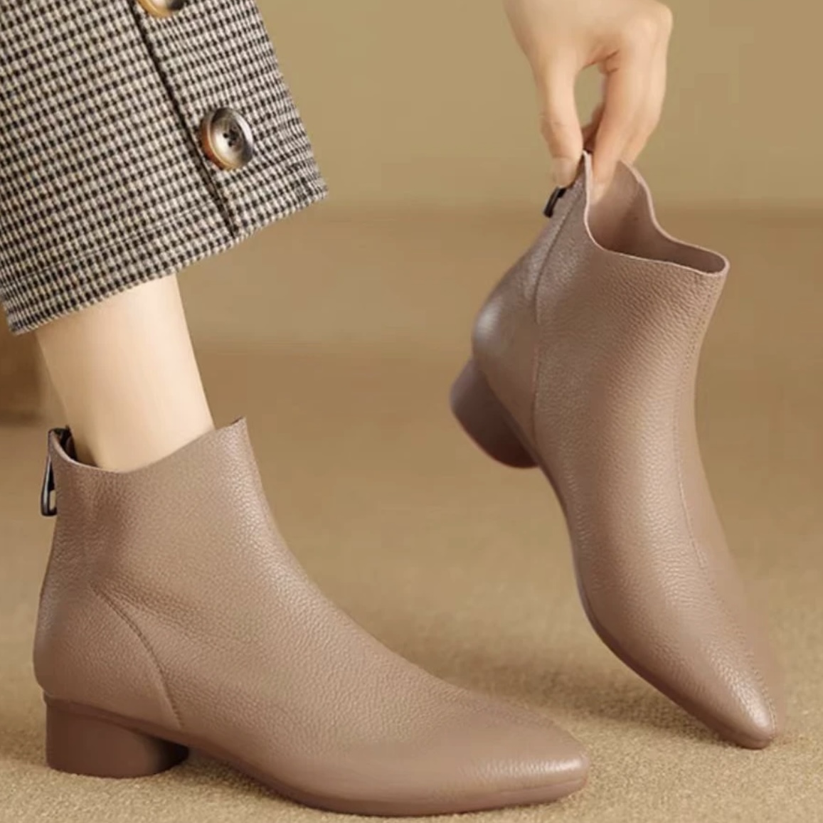 【品牌力荐】粗跟真皮尖头女鞋新款时尚软皮后拉链女短靴Y7390