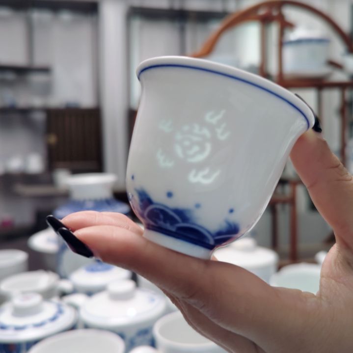 陶瓷手绘双龙戏珠小杯一个