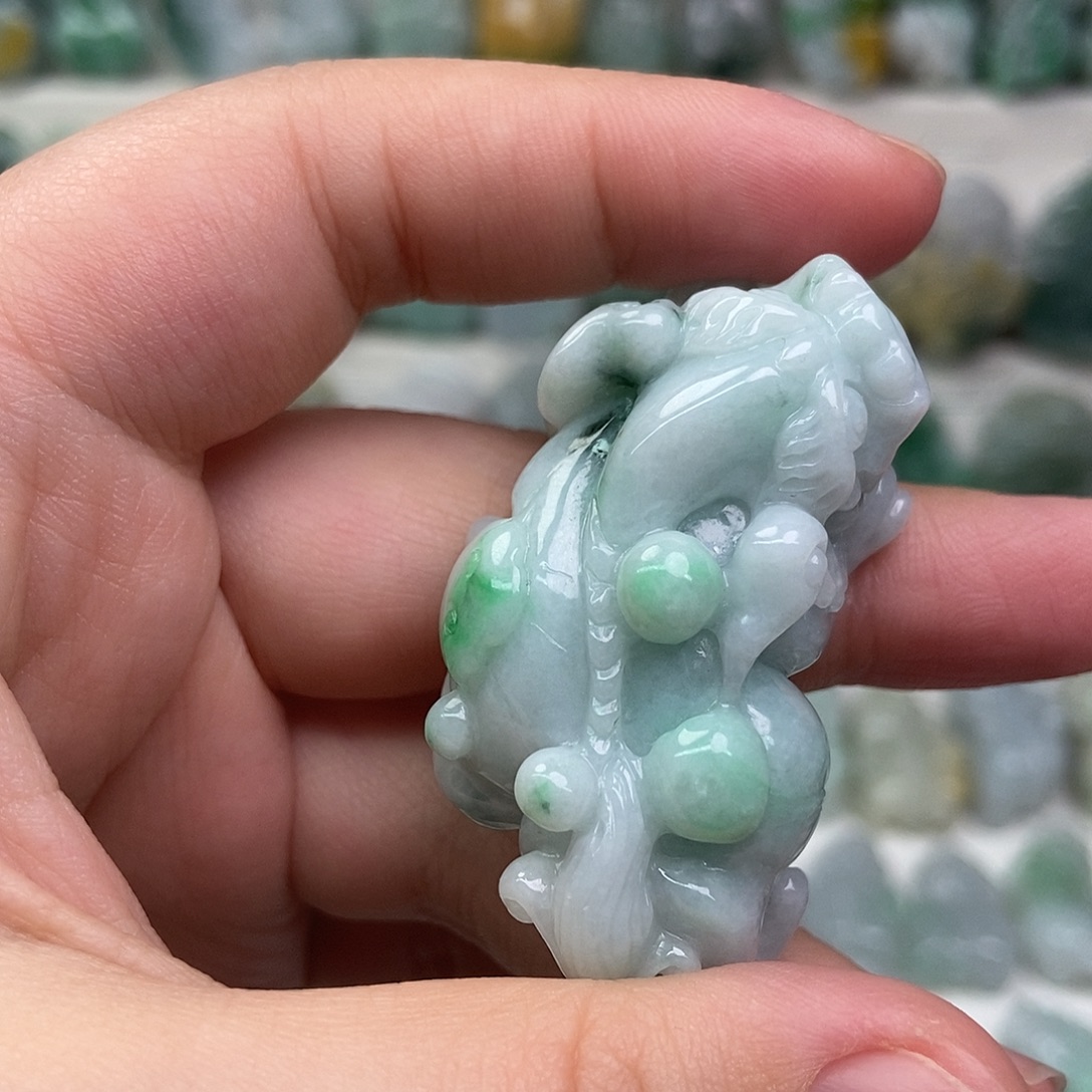 翡翠未镶嵌吊坠(赠链)