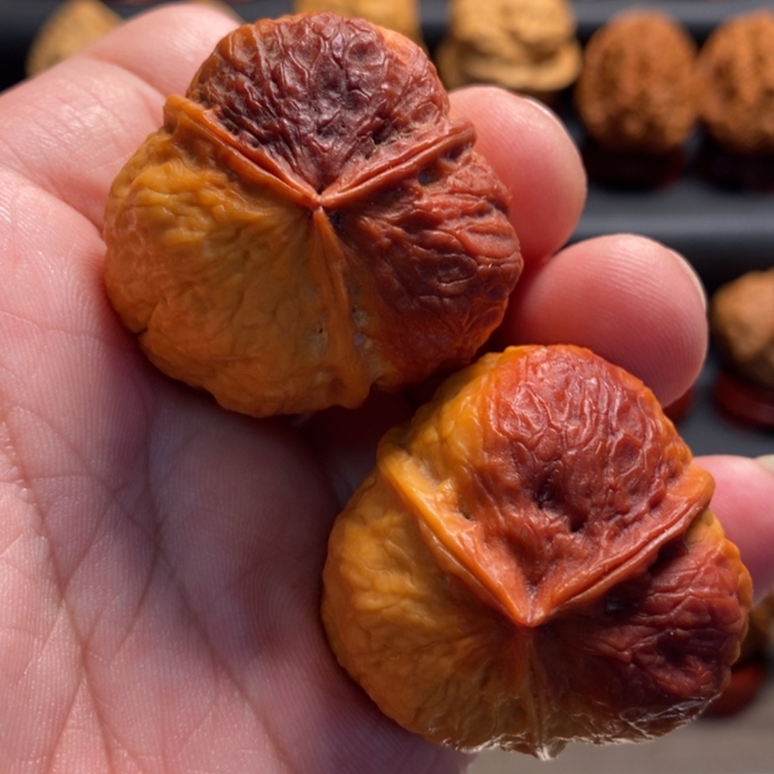 文玩核桃吊坠七彩三棱40