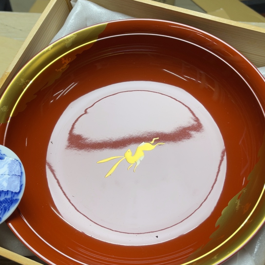 瓷片密密麻麻地排列着一个