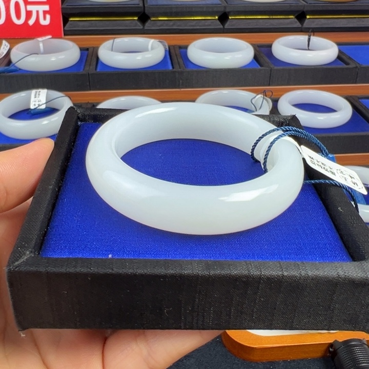 和田玉未镶嵌手镯