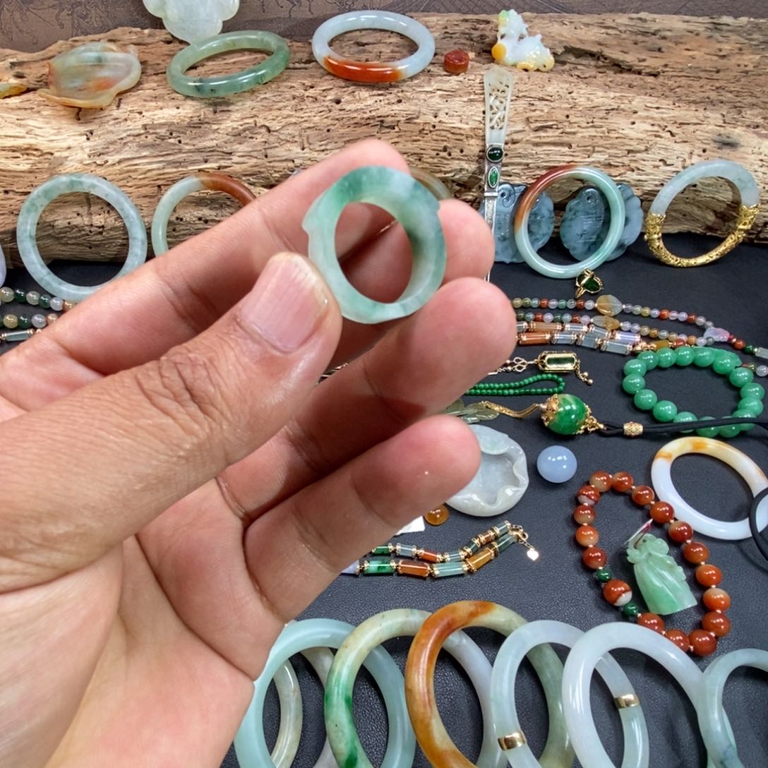 翡翠戒圈未镶嵌春***生冰飘花老马鞍戒