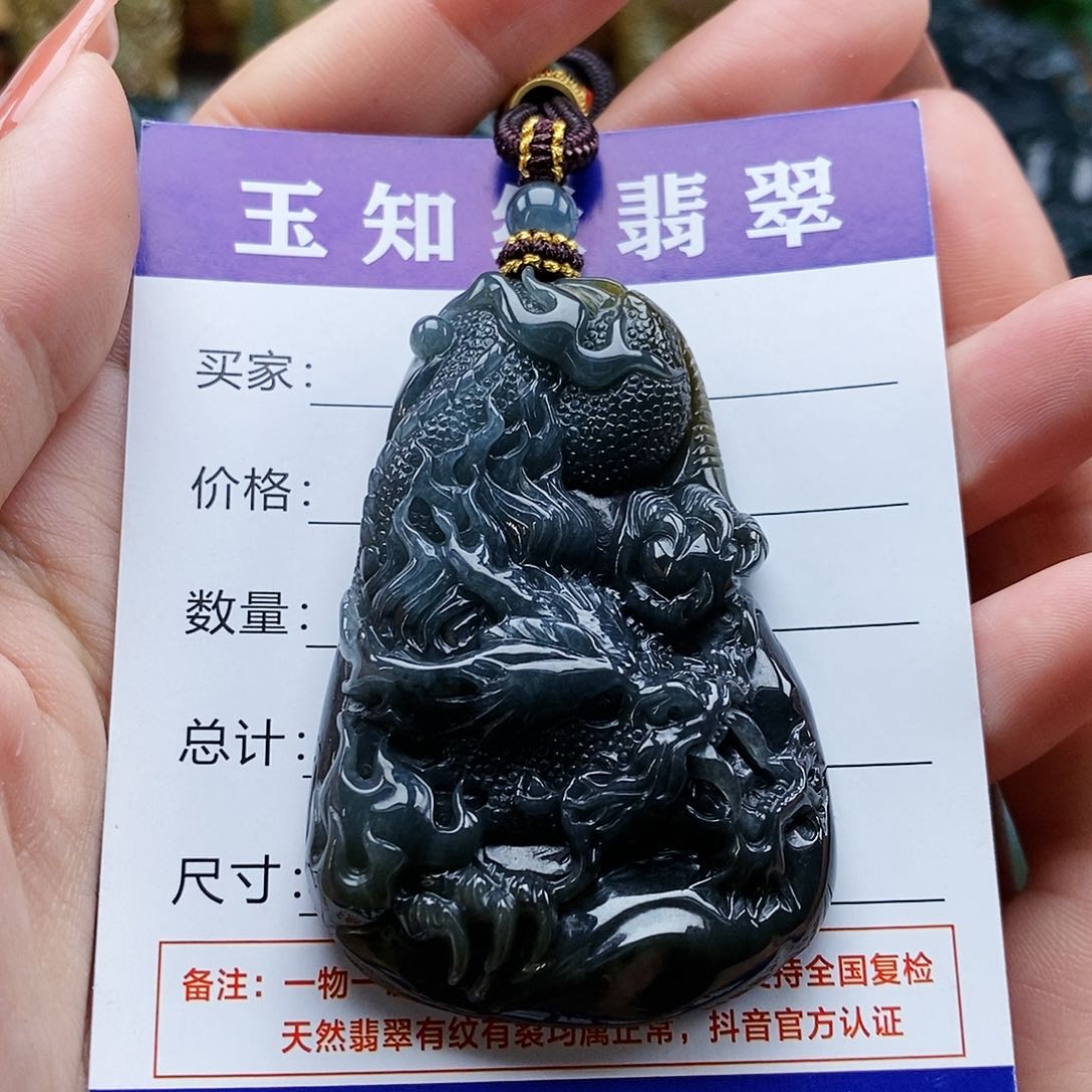 翡翠颈饰未镶嵌龙牌