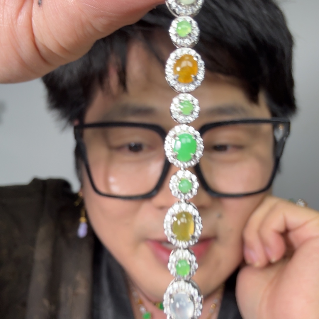 翡翠未镶嵌颈饰一件