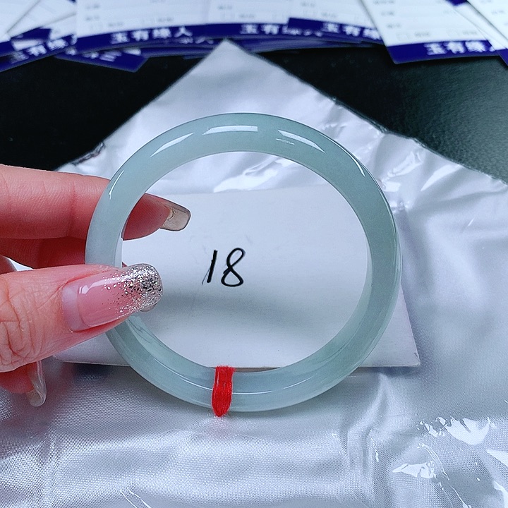 翡翠手镯未镶嵌翡翠手镯未镶嵌