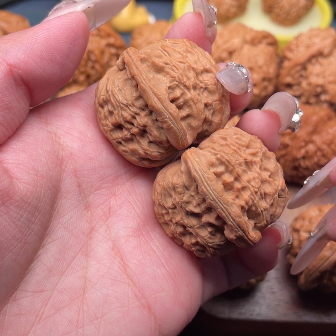 文玩核桃吊坠红皮球白38