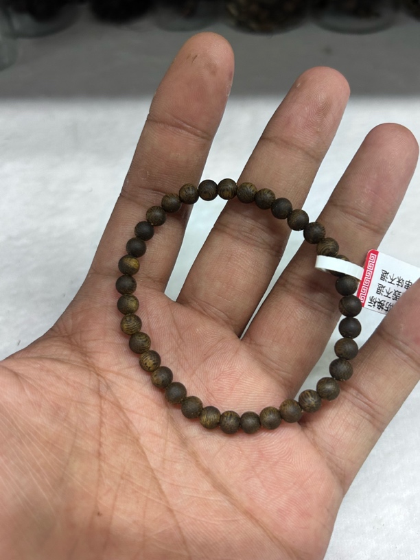 沉香女神款棋楠沉香0.5尺寸单圈35颗珠子，2.5克➕99沉手串高货