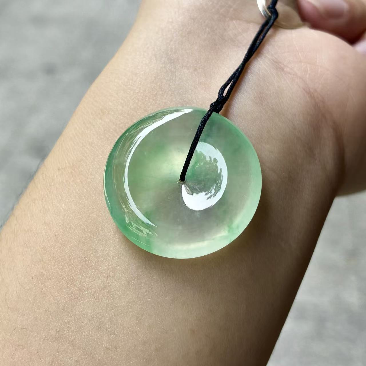 天然a货缅甸翡翠自然光高冰甜绿平安扣吊坠，甜美细腻 尺寸27.5/6