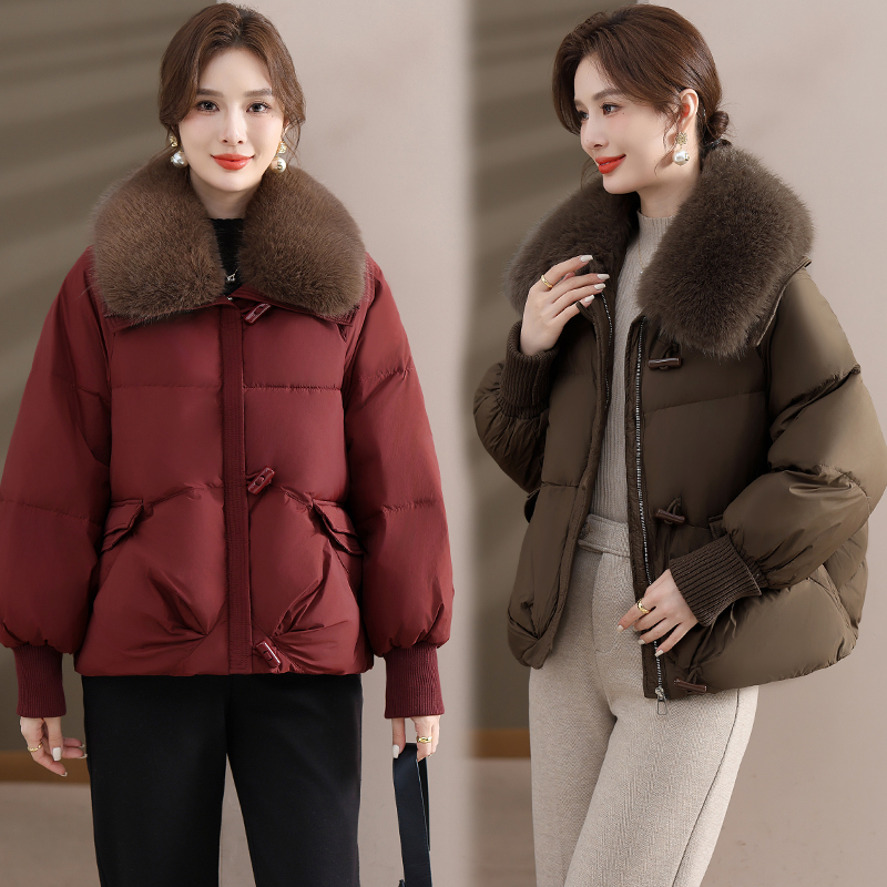 妈妈冬装大码羽绒服大毛领中老年女洋气2025新款短款加厚保暖外套