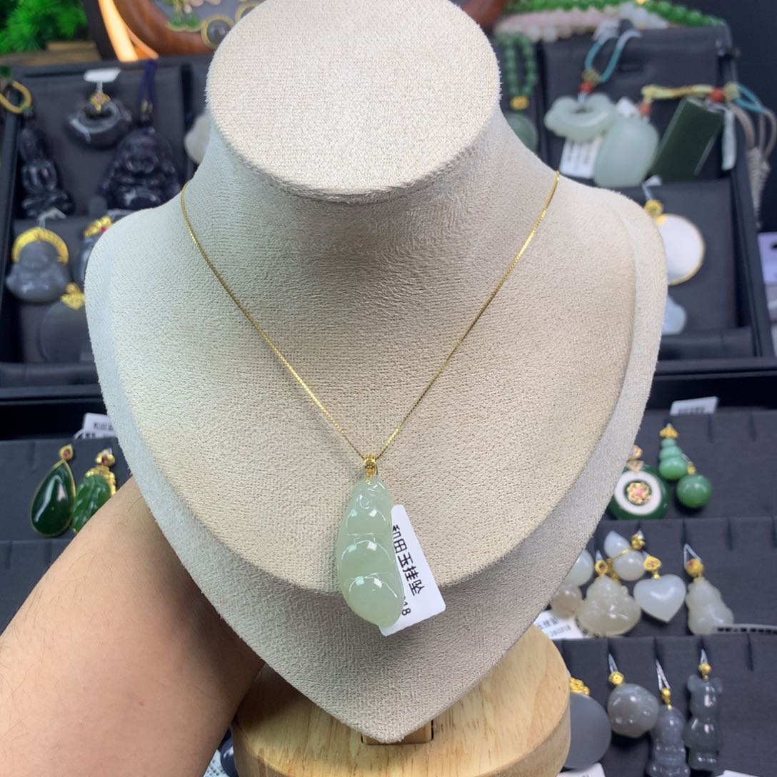 和田玉吊坠18K金镶嵌