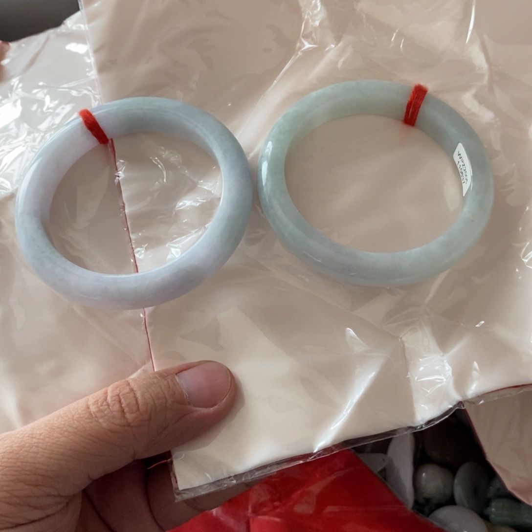 翡翠未镶嵌手镯俩
