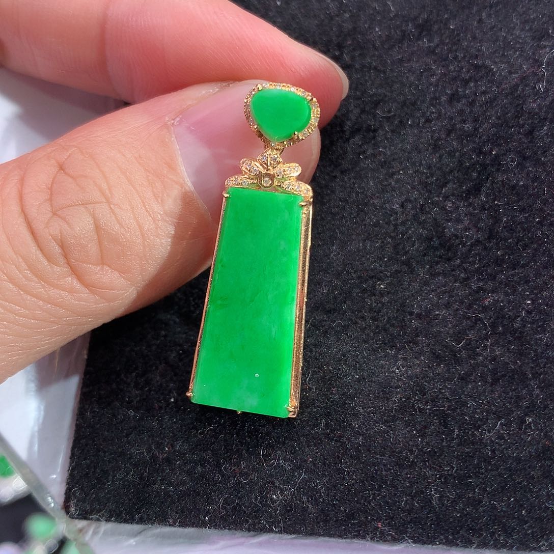 翡翠吊坠(不含链)18K金镶嵌