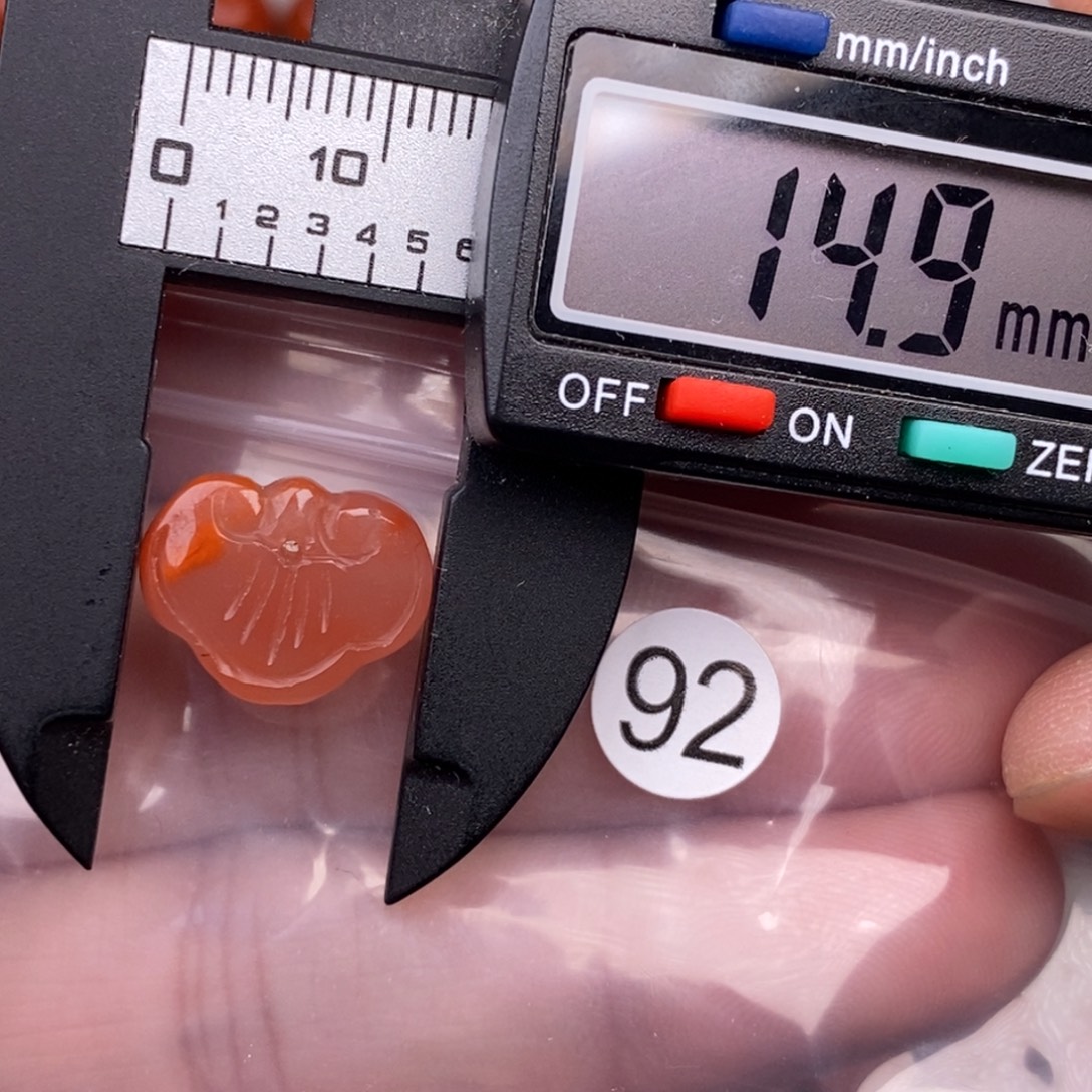 南红玛瑙未镶嵌配饰有瑕疵