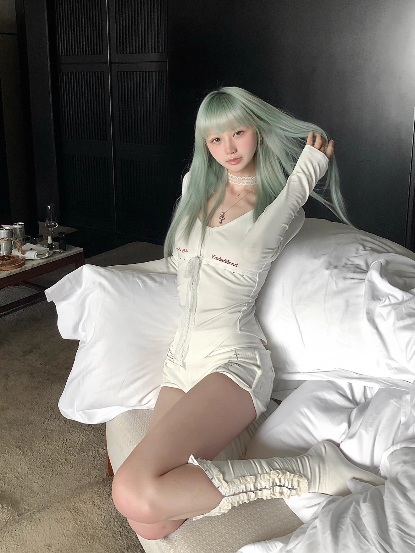 辣妹白色V领长袖T恤女春秋季修身显瘦薄款百搭气质设计感正肩上衣