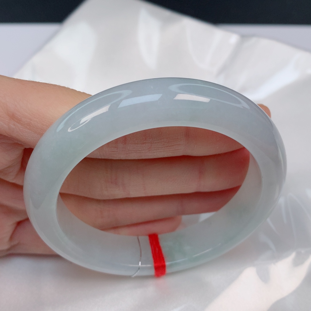 翡翠手镯未镶嵌星****?53.5正圈