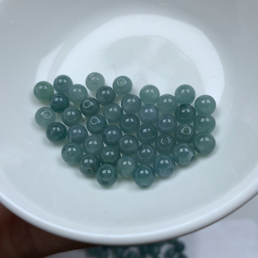 翡翠颈饰未镶嵌卡5。单圈。40颗。