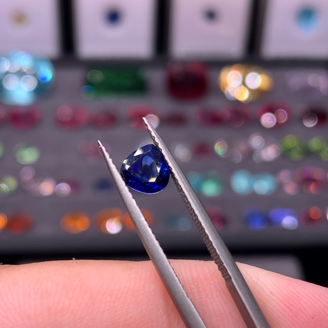 蓝宝石裸石未镶嵌