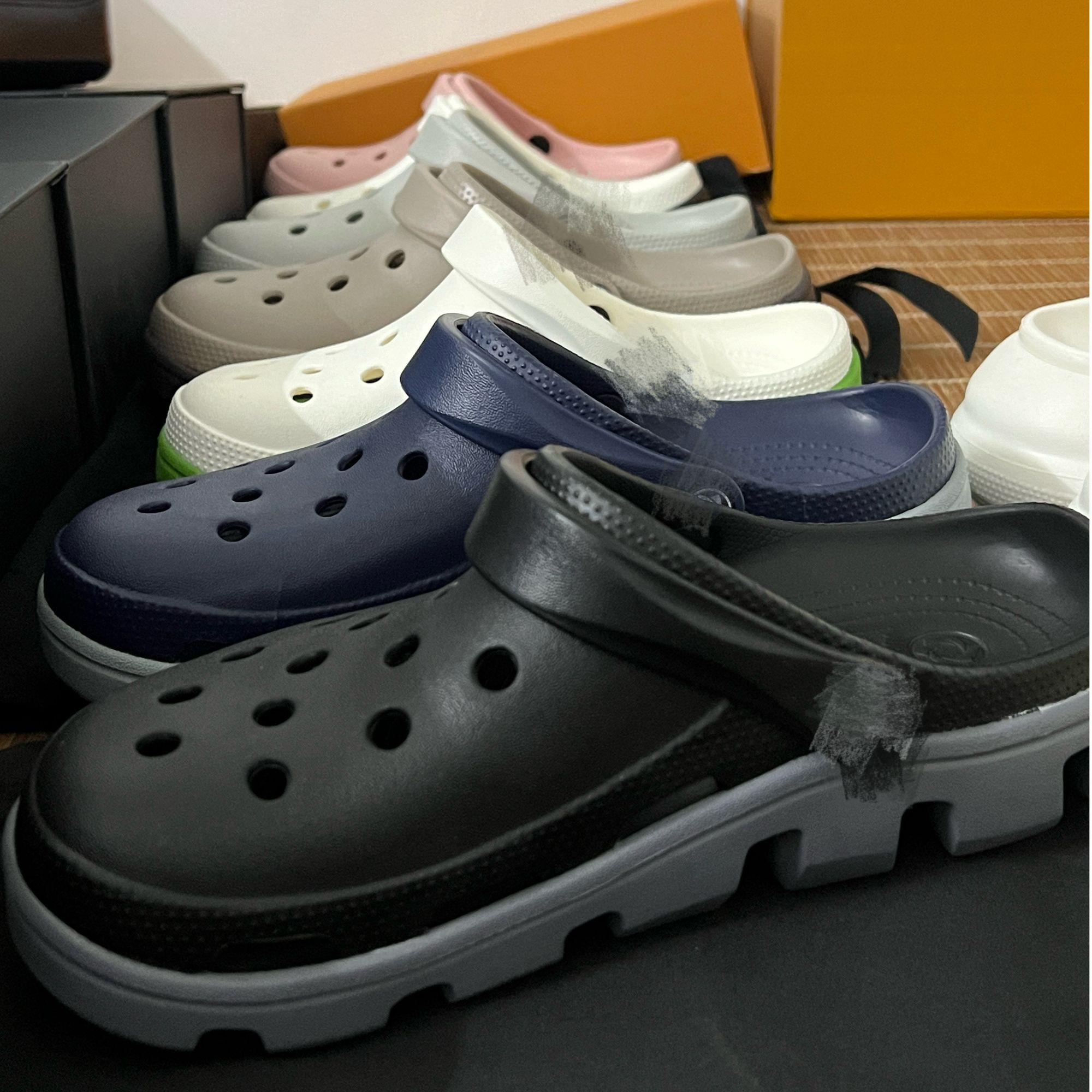 卡款男女洞洞鞋（三只轩）