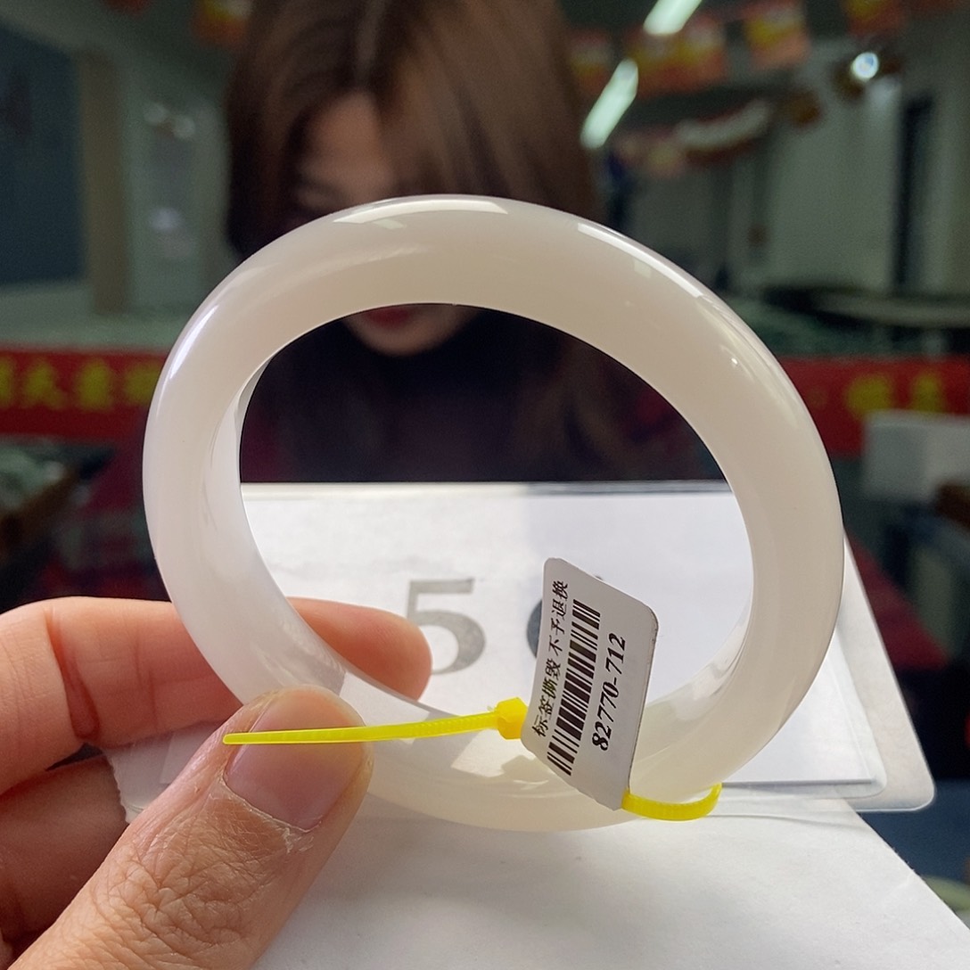 和田玉手镯未镶嵌粉白