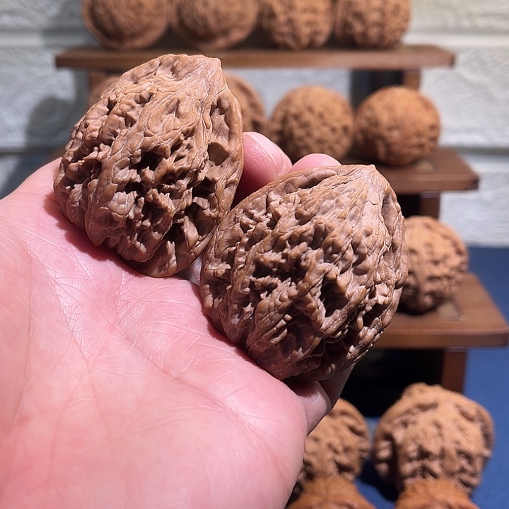 文玩核桃吊坠虎头