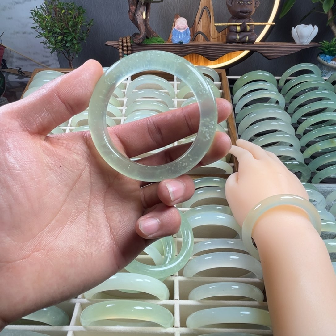 衣***金岫玉未镶嵌手镯111111