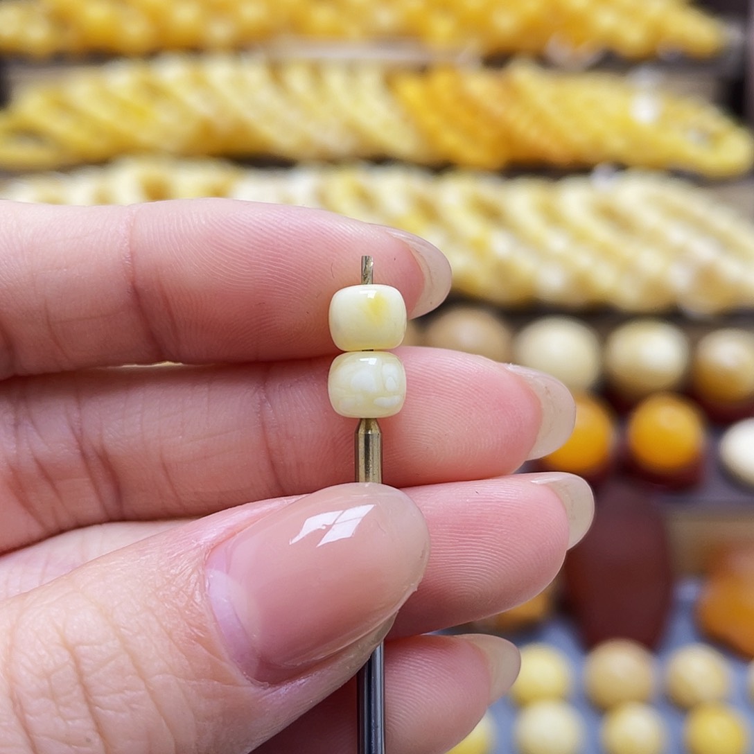 琥珀裸石未镶嵌蜜蜡老型对珠6.3*5.1mm微瑕