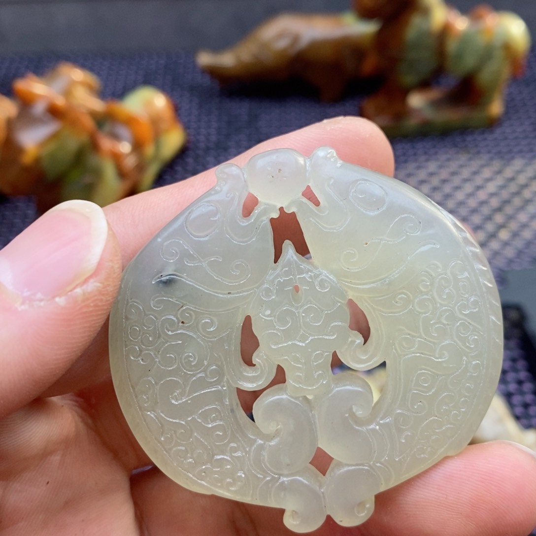 蛇纹石玉颈饰未镶嵌