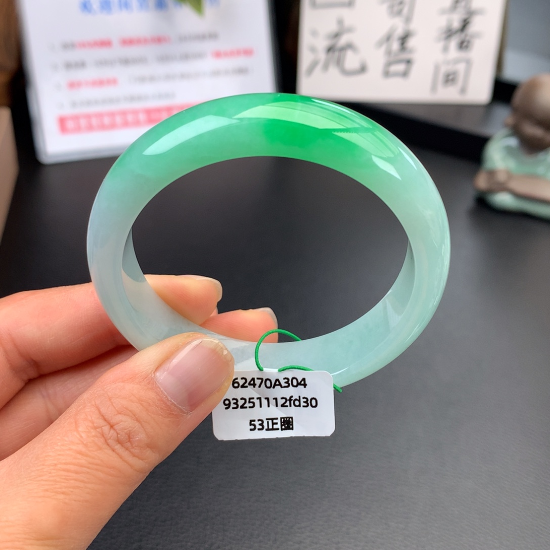 翡翠未镶嵌手镯种老肉细白底青【微瑕捡漏】