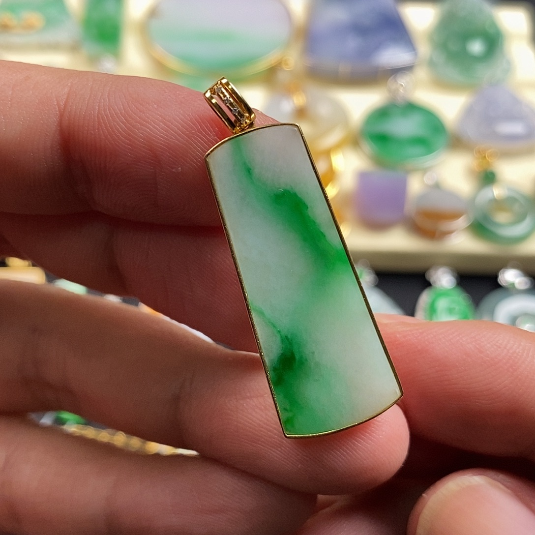 翡翠18K金镶嵌颈饰翡翠