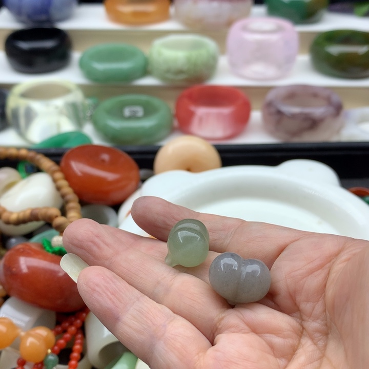 ℳ***ゝ石英岩玉未镶嵌13468975444