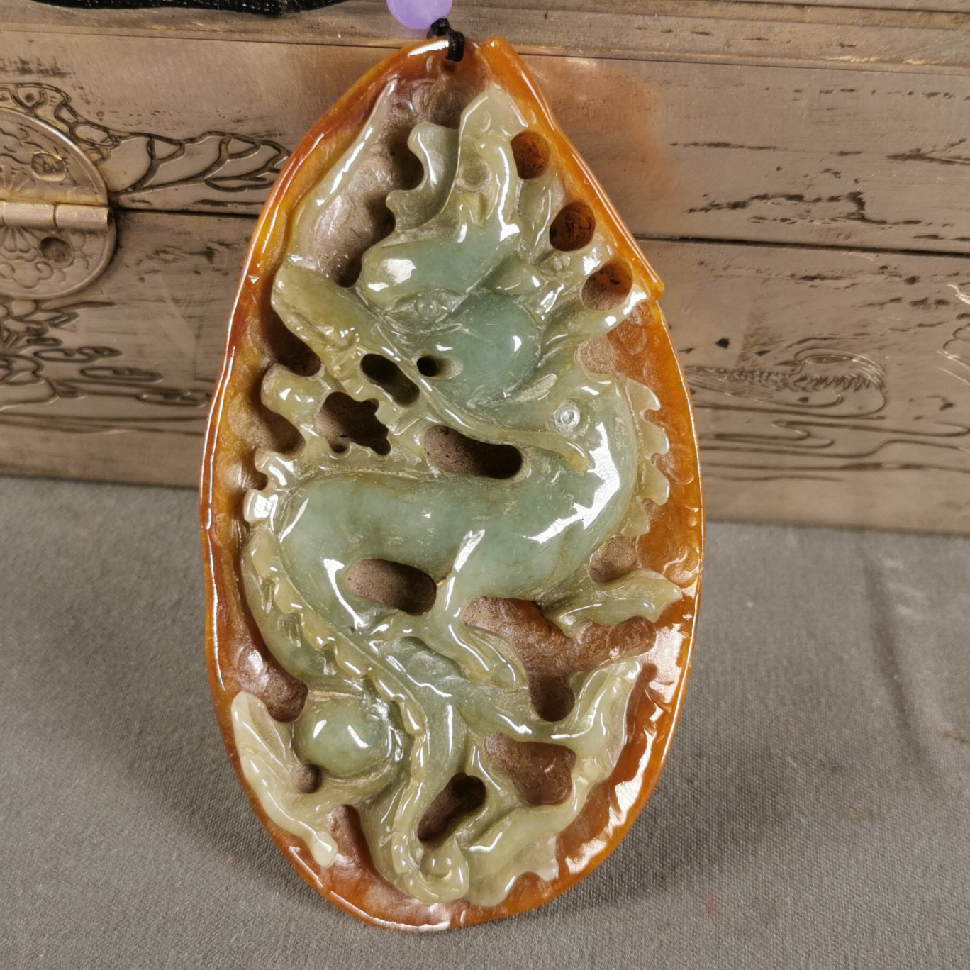 乡下收来的传世遗留下来的和田黄龙玉龙纹把件一个，雕工精美细致