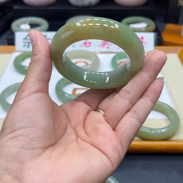 未镶嵌手镯石英质玉家**女