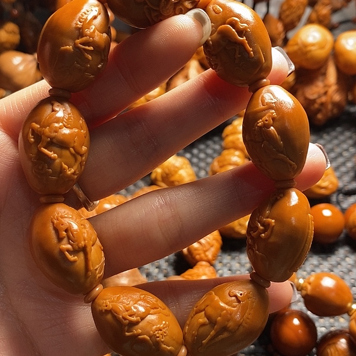 吊坠橄榄核八骏图