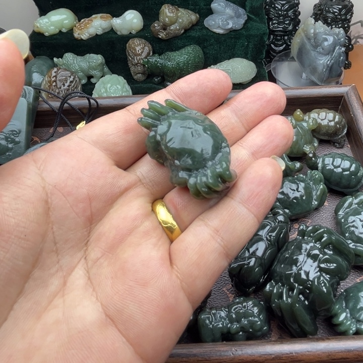 和田玉未镶嵌把件