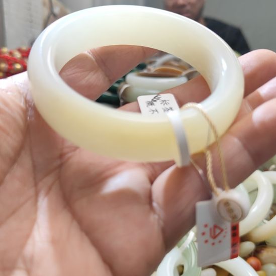 夏***墨和田玉未镶嵌手镯