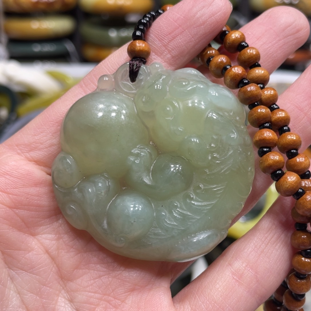 蛇纹石玉颈饰未镶嵌微瑕