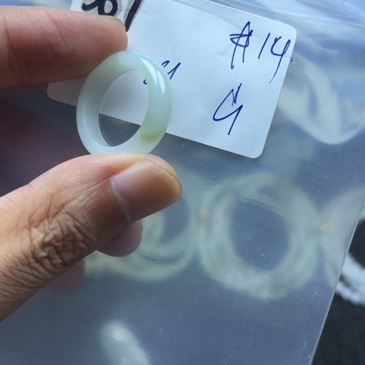 颈饰未镶嵌翡翠戒指
