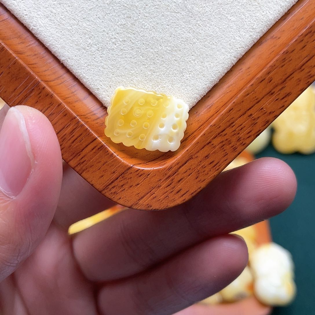 琥珀裸石未镶嵌蜜蜡