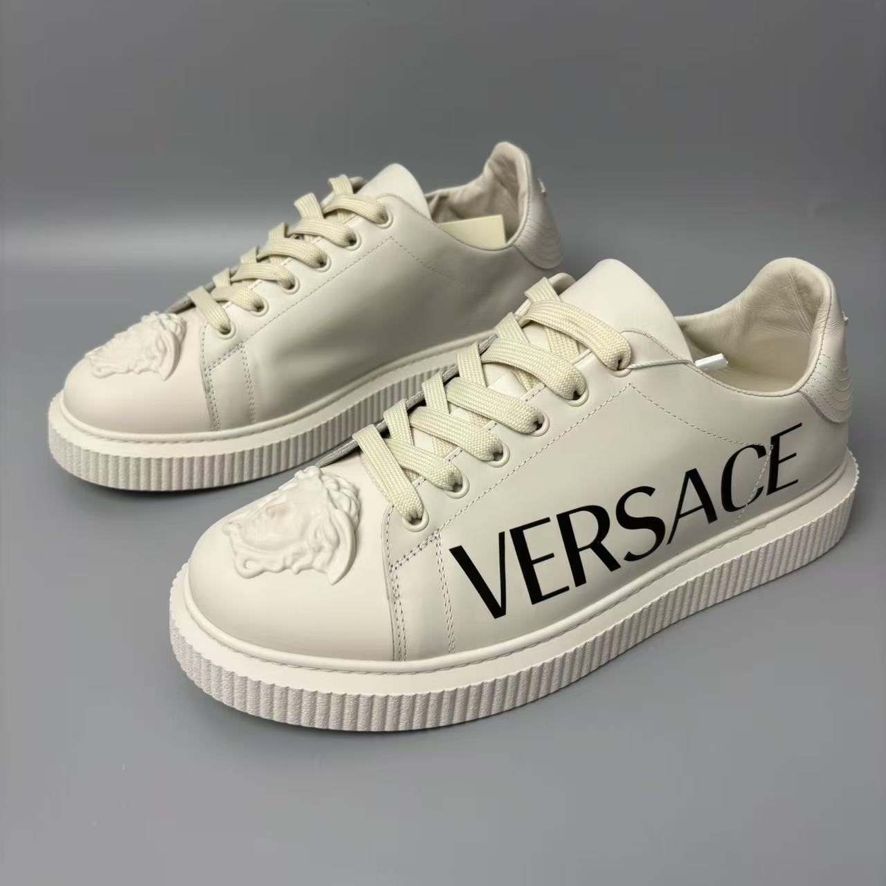 95新 VERSACE/范思哲 米白色经典美杜莎百搭男士板鞋41.5码 jx333