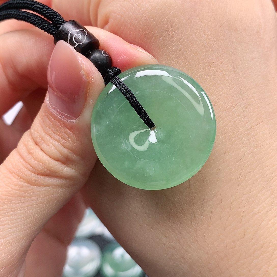 翡翠颈饰未镶嵌平安